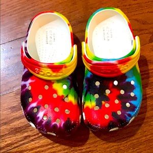 Tie-dye 🌈 Crocs